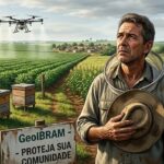 Apicultor brasileiro olhando preocupado para drone pulverizando lavoura vizinha, com colmeias ao fundo e placa do GeoIBRAM