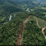 A tecnologia tornou-se uma das maiores aliadas na preservação da Mata Atlântica. O que antes dependia exclusivamente de denúncias ou de patrulhas terrestres complexas, hoje é detectado em tempo real do espaço. Como retratado na imagem watermarked_img_12002667766380017946.png, sistemas avançados de monitoramento por satélite conseguem cruzar dados geográficos e identificar alertas de desmatamento assim que as primeiras árvores começam a cair.