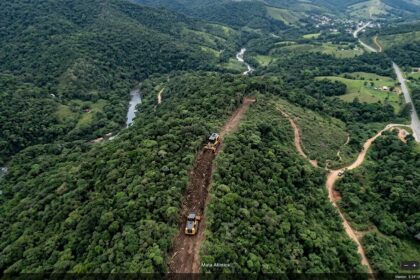 A tecnologia tornou-se uma das maiores aliadas na preservação da Mata Atlântica. O que antes dependia exclusivamente de denúncias ou de patrulhas terrestres complexas, hoje é detectado em tempo real do espaço. Como retratado na imagem watermarked_img_12002667766380017946.png, sistemas avançados de monitoramento por satélite conseguem cruzar dados geográficos e identificar alertas de desmatamento assim que as primeiras árvores começam a cair.