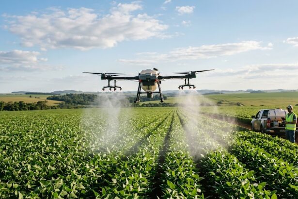 O MPT emitiu parecer favorável à competência da Justiça do Trabalho para julgar ação civil pública sobre os riscos da pulverização aérea de agrotóxicos por drones. O processo (RO 0000773-27.2026.5.10.0003, TRT 10ª Região) foi movido pela CBA e pelo IBRAM contra a União, questionando a fiscalização do MAPA sobre distâncias mínimas e notificação prévia. Em 1ª instância, a competência havia sido declinada para a Justiça Federal. O parecer do procurador Adélio Justino Lucas se apoia no art. 114 da CF, na Súmula 736 do STF e na Teoria da Asserção, entendendo que a proteção a apicultores, meliponicultores, professores rurais e trabalhadores do campo configura questão de meio ambiente do trabalho. O advogado Jeovam Lemos Cavalcante (CBA/IBRAM) e o presidente da CBA reforçam a preocupação com a "democratização dos drones" sem controle. Cabe agora ao TRT-10 julgar o recurso.