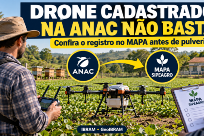 Operador de drone agrícola diante de uma lavoura, com destaque para a necessidade de conferir o registro no MAPA antes da pulverização.