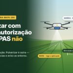 Pulverizar com drone exige mais que autorização do SARPAS: ilustração de drone agrícola aplicando produto na lavoura, perto de uma escola rural e de colmeias
